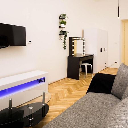 Black & White Apartment Prague By Wenceslas Square And Muzeum Exterior foto